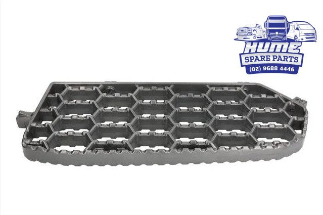 STEP PLATE MIDDLE LHS = RHS  FOR SCANIA 2017 - ON. Secondary image